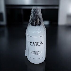 BNWT VITA PARFUM PETIT – SWEET PEA MUSK – 8 fl oz